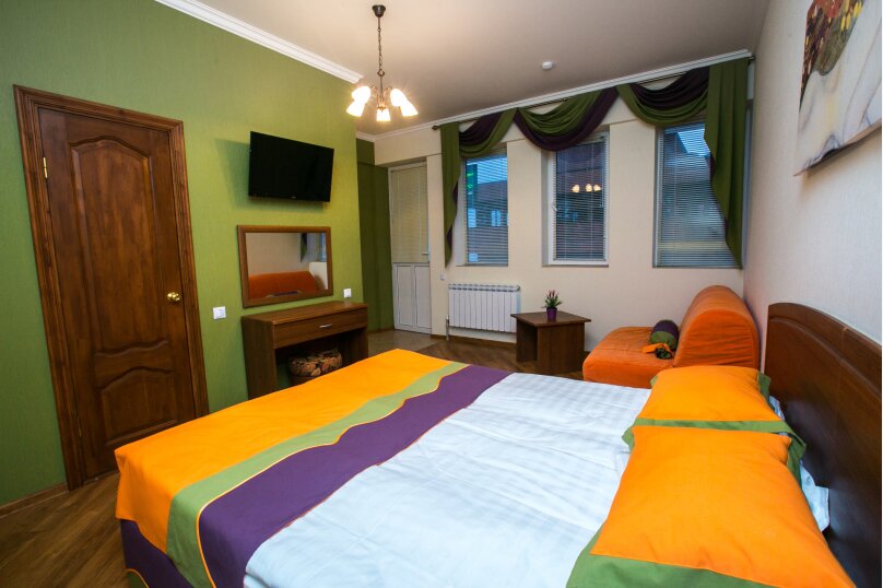 Стандарт с одной большой кроватью, от 1 до 3 гостей, двуспальная кровать, вид на море, горы